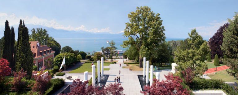 Entrée du Musée Olympique avec vue sur le lac Entrée du Musée Olympique avec vue sur le lac